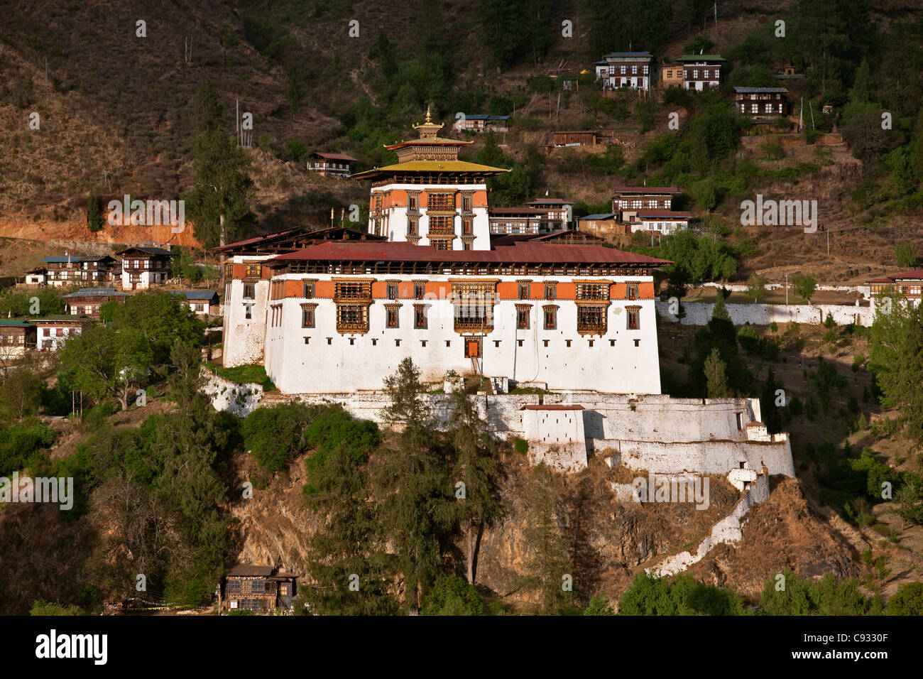 Sehr beeindruckend 16. Jahrhundert Paro Dzong und seine runde Wachturm, jetzt ein nationales Museum. Stockfoto