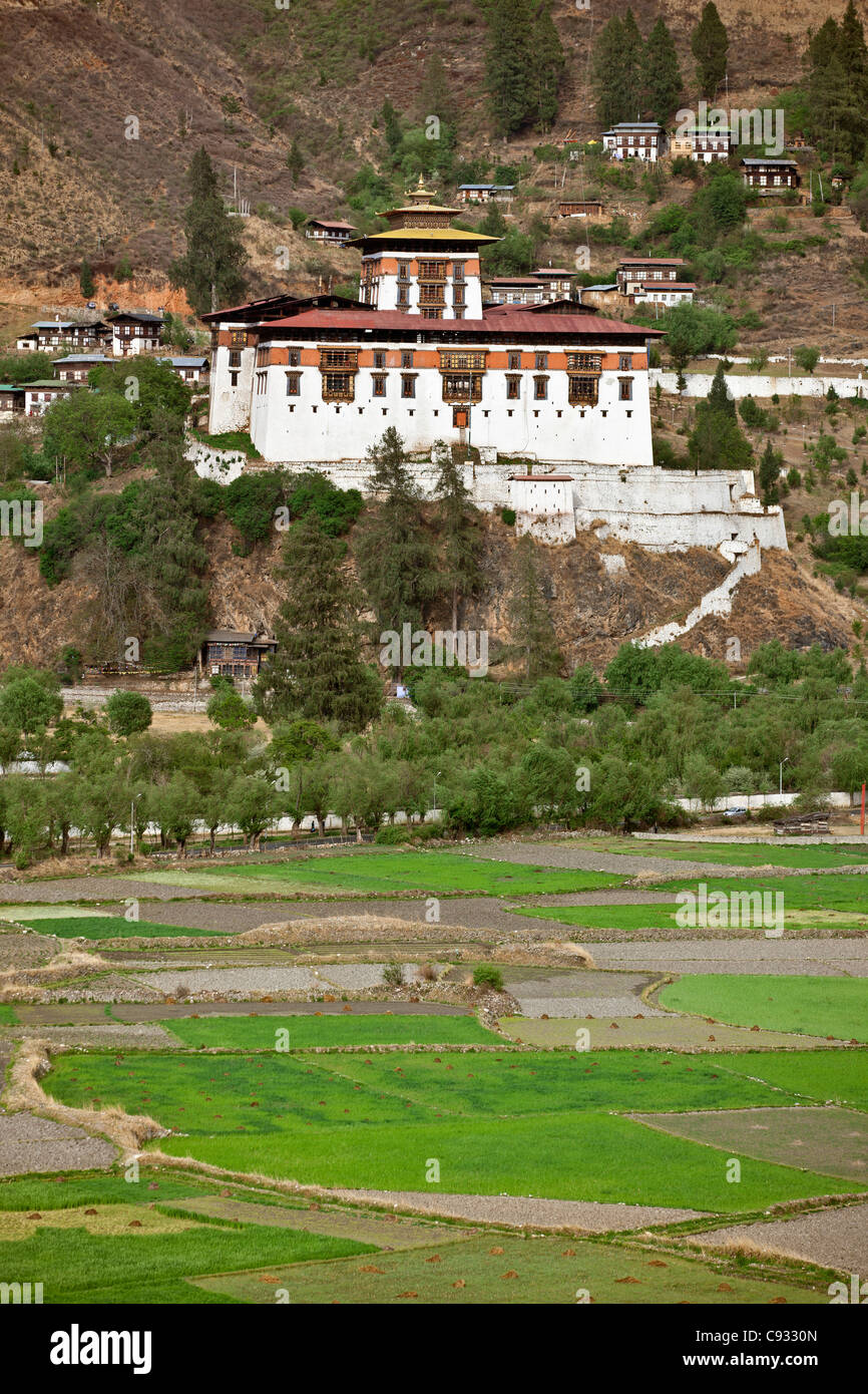 Sehr beeindruckend 16. Jahrhundert Paro Dzong und seine runde Wachturm, jetzt ein nationales Museum. Stockfoto