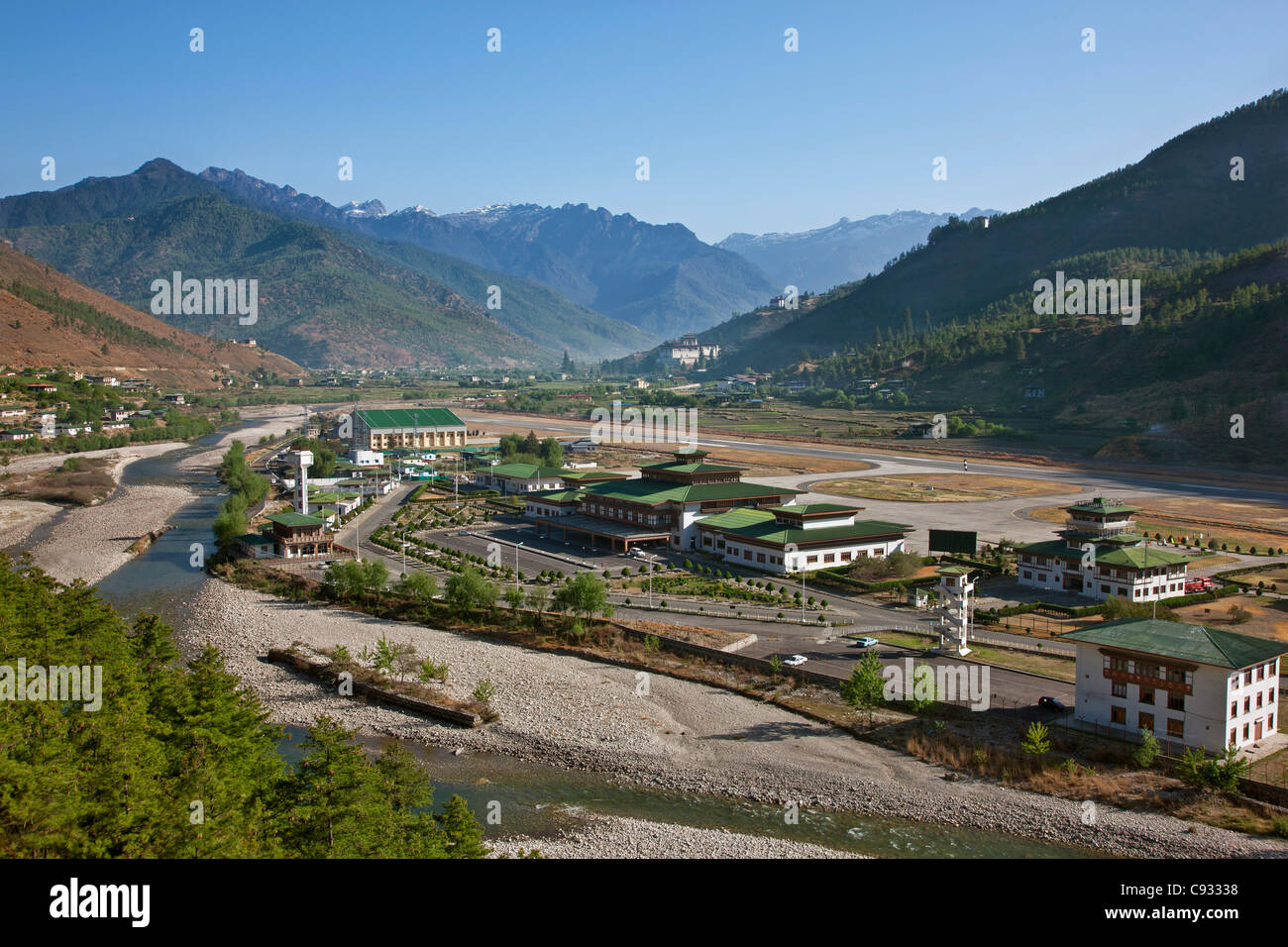 Bhutans einzige Flughafen befindet sich in großer Höhe am Stadtrand von Paro. Stockfoto