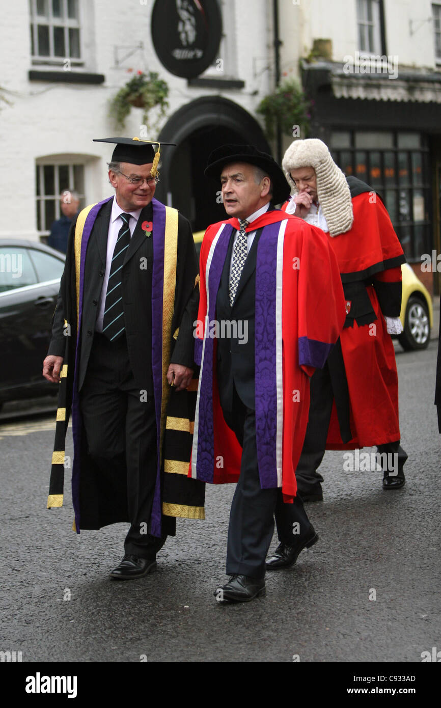 TV Journalist Alastair Stewart auf seinem Weg durch die Straßen von Winchester, seine Ehrendoktorwürde erhalten Stockfoto
