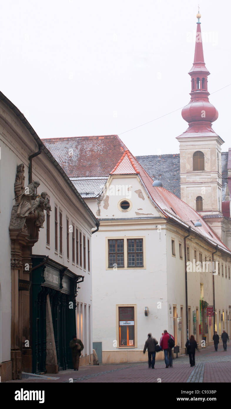 Brno, Tschechische Republik; Menschen zu Fuß in der Altstadt Stockfoto