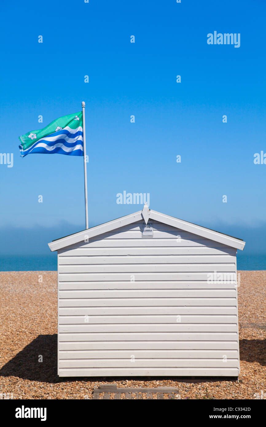 England, Kent, umzugehen. Strandhütte die Cumbria Flagge auf die Schindel auf Deal. Stockfoto