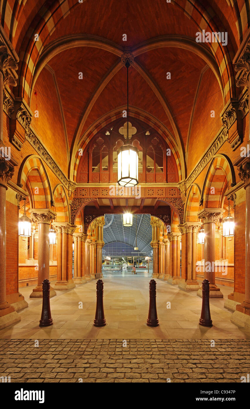 Eingang von St. Pancras International, Heimat des Eurostar und Gateway auf den Kontinent. Stockfoto