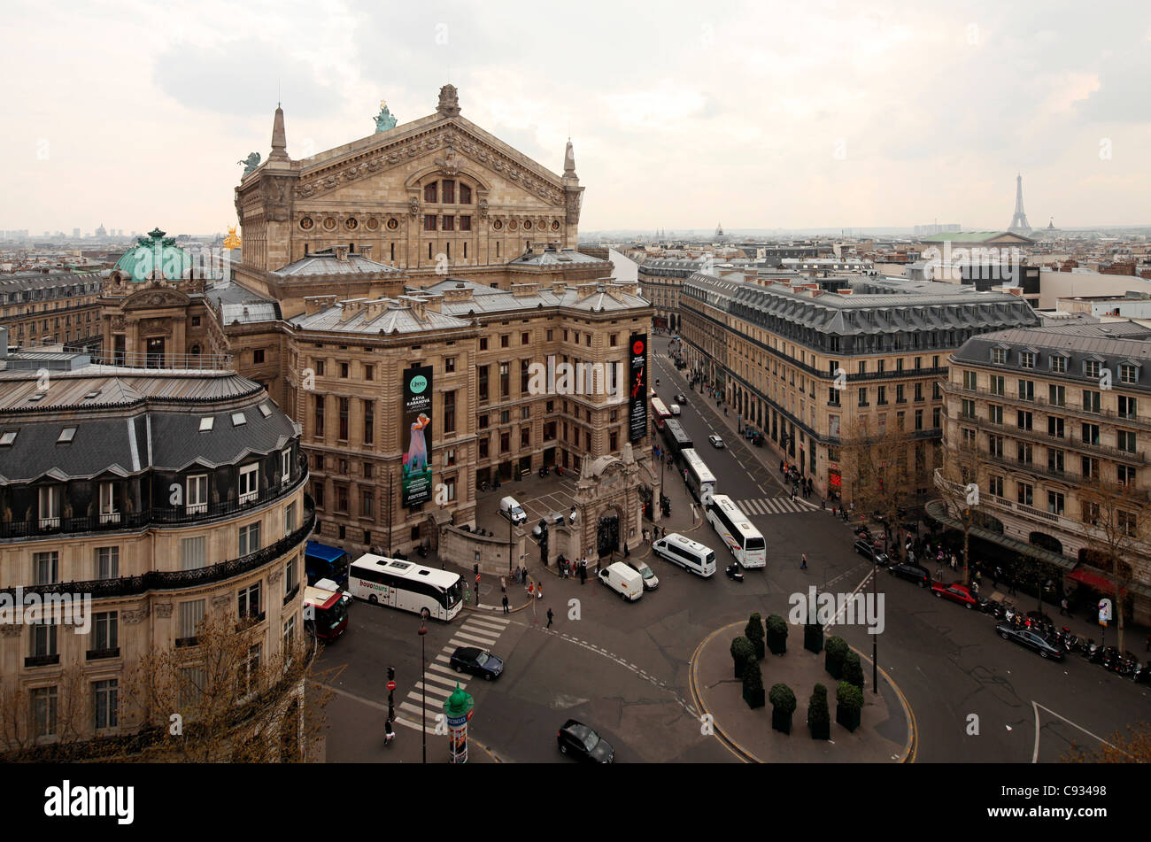 Opéra Garnier, eines der zwei Opernhäuser in Paris gesehen, von der Dachterrasse des Kaufhaus Galeries Lafayette, Frankreich Stockfoto