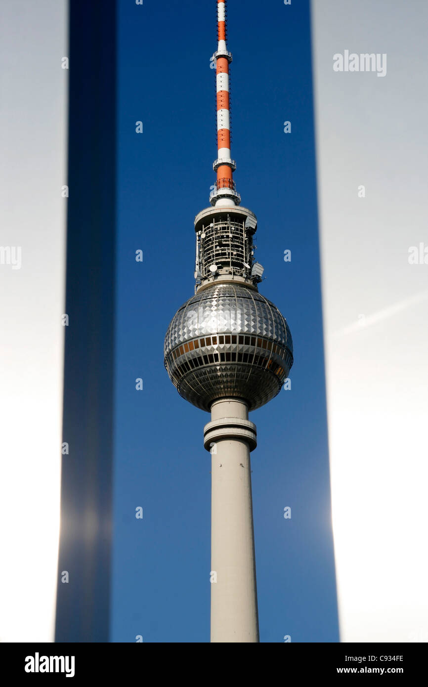 Der Fernsehturm am Alexanderplatz Berlin ist eines der höchsten Bauwerke in Europa. Stockfoto