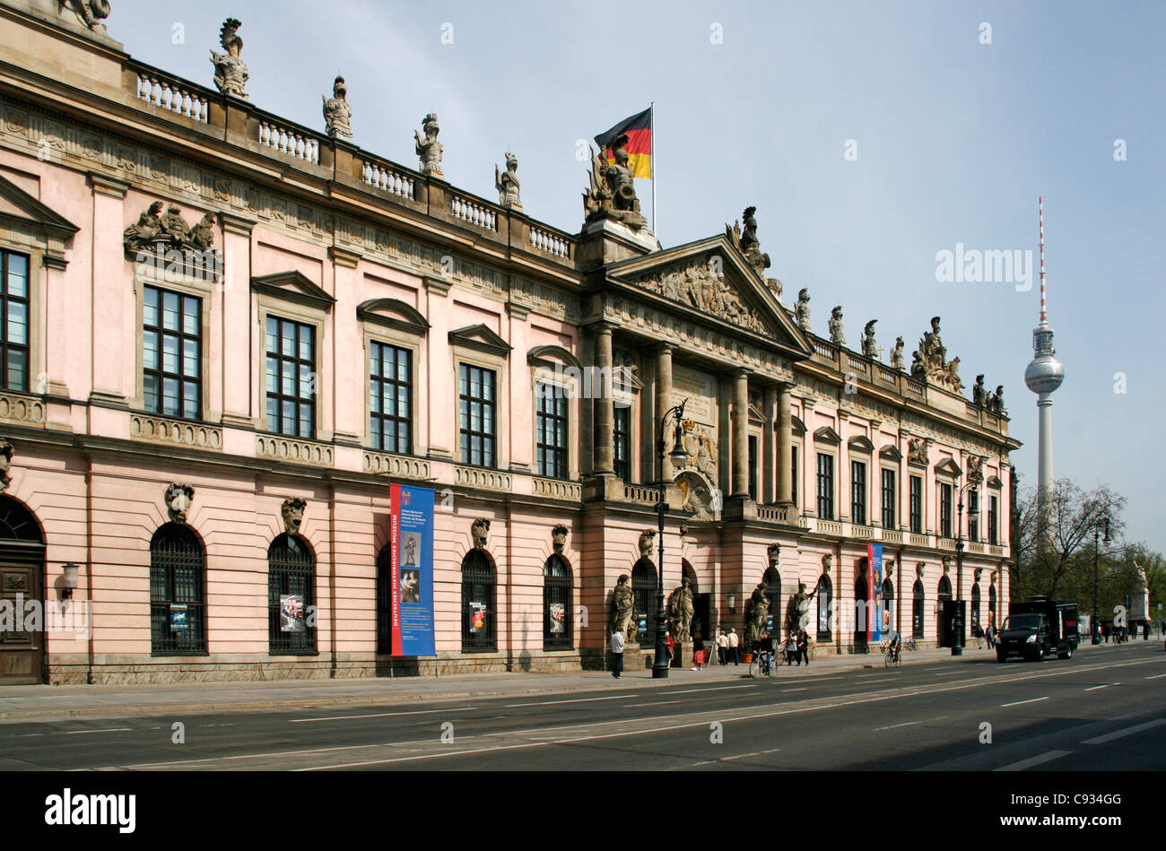 Der Berliner Zeughaus ist das älteste Gebäude Unter den Linden. Stockfoto