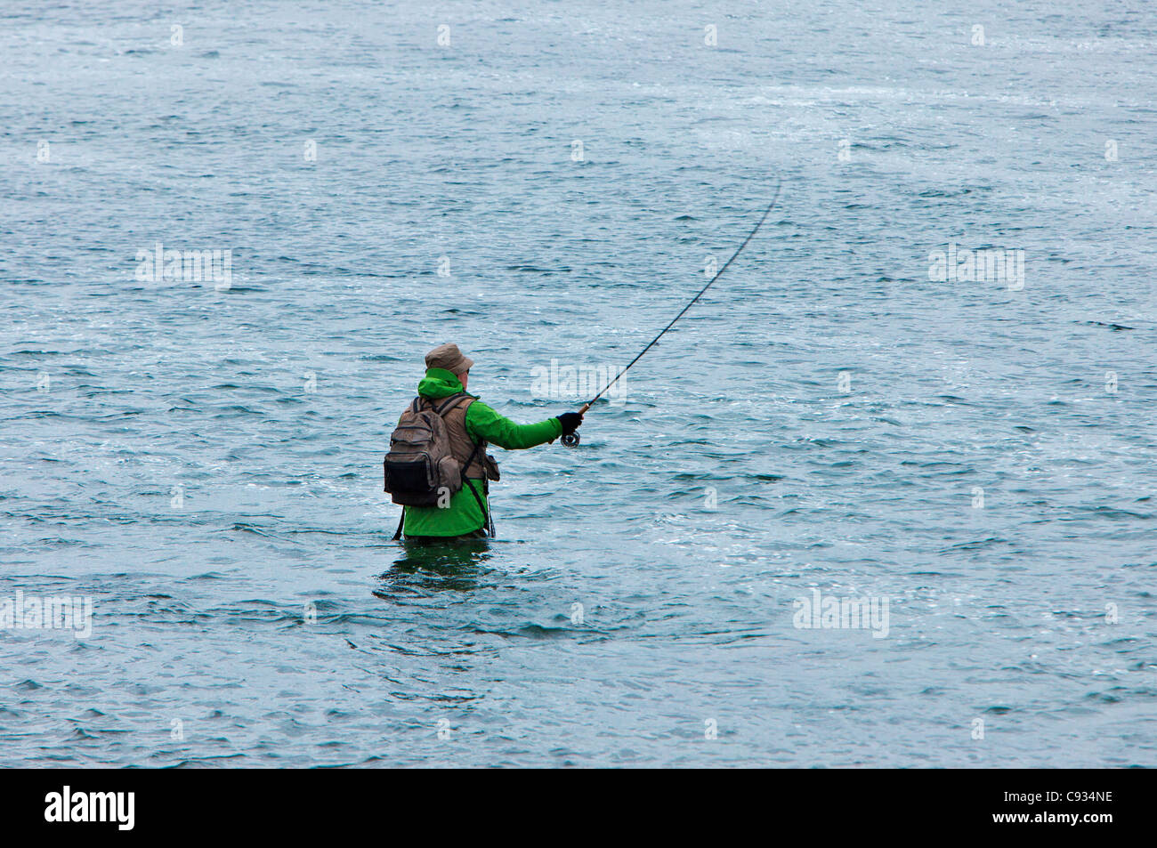 Ein Fischer Angeln auf Lachs im Fluss Laxárdalur südlich von Husavik. Stockfoto