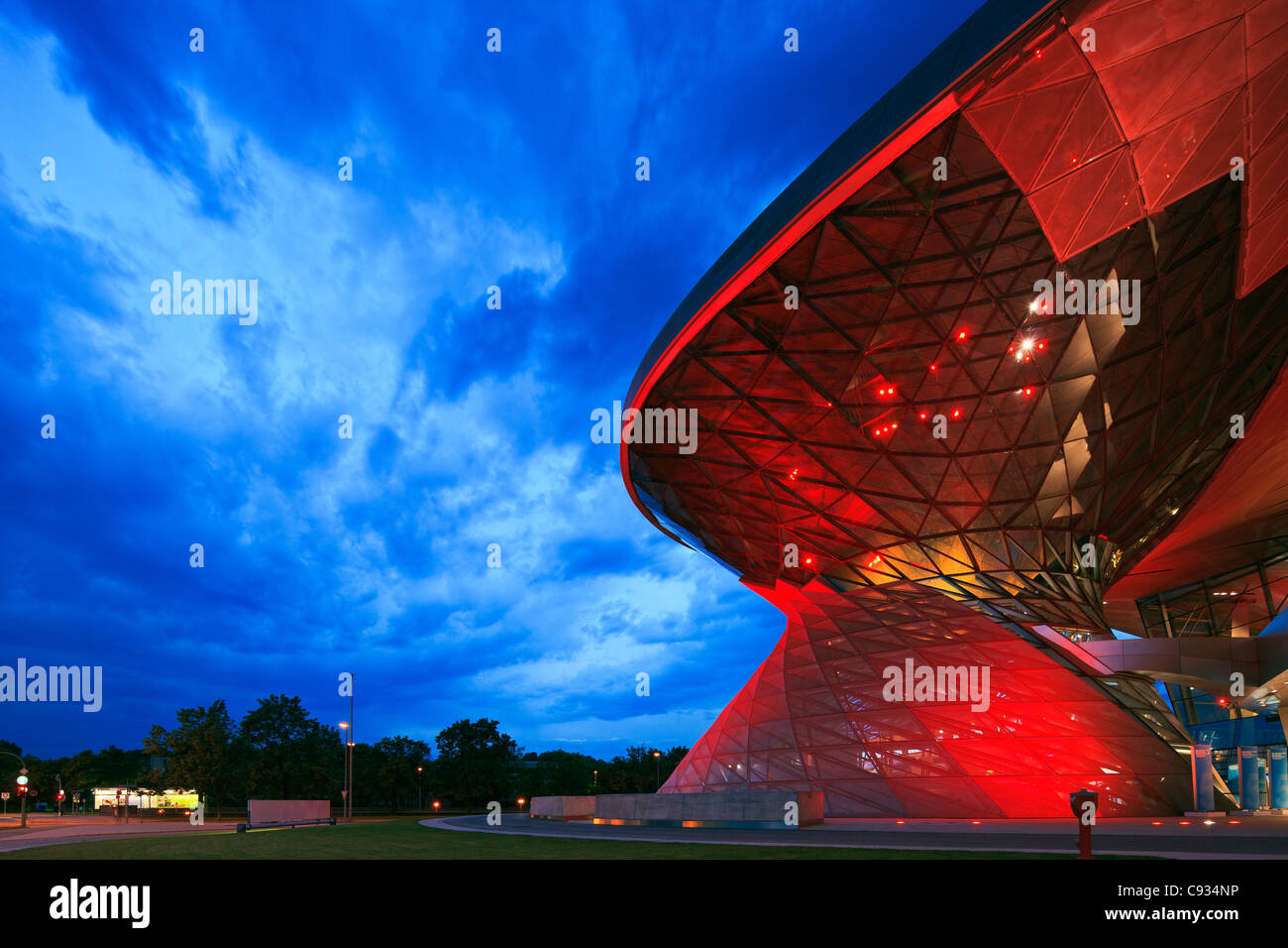 Twilight-Blick auf den Haupteingang zur BMW Welt, eine Ausstellung-Anlage der Firma BMW, München, Bayern, Deutschland Stockfoto