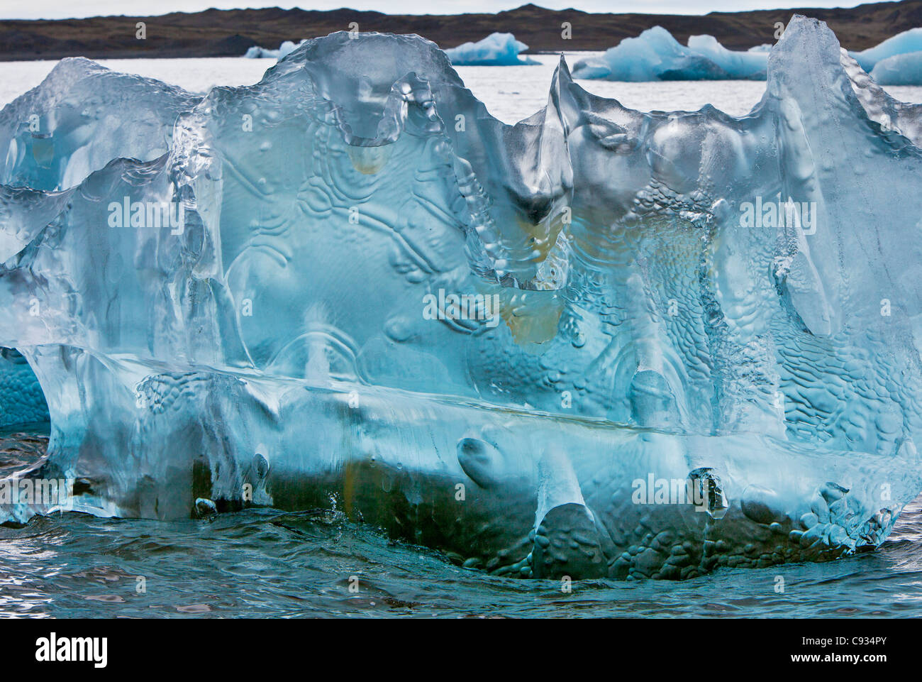 Einen großen Eisblock Skulpturen auf Jökulsárlón Lagune schwimmen. Stockfoto