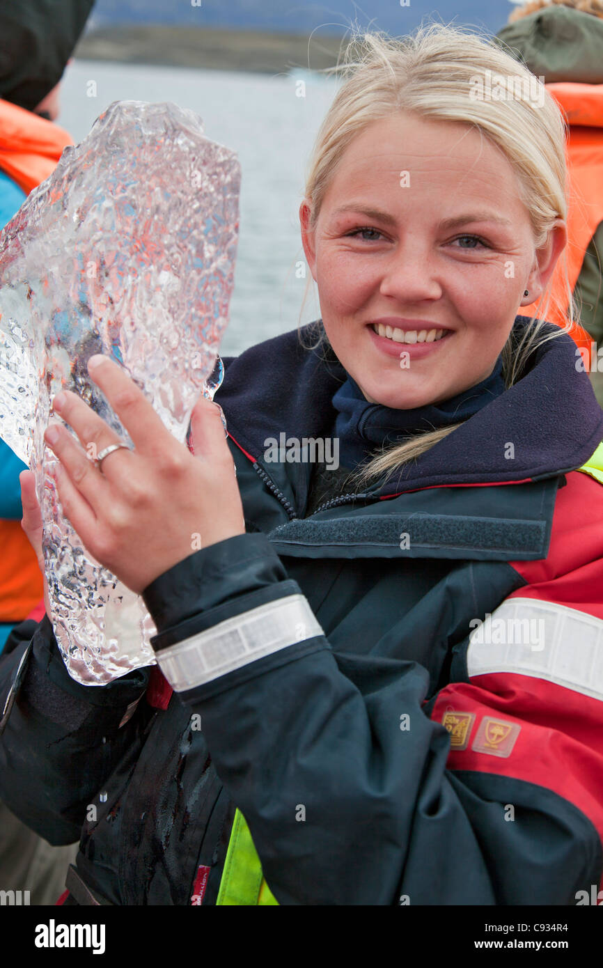 Ein touristischer Führer zeigt alte Eis Besuchern Jökulsárlón Lagune. Stockfoto