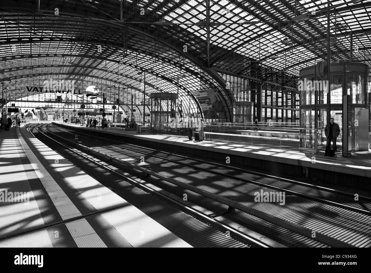 Gleisanlagen, Plattform und Glas Tresor Tonnendach von Berlin Hauptbahnhof, Berlin, Deutschland. Stockfoto