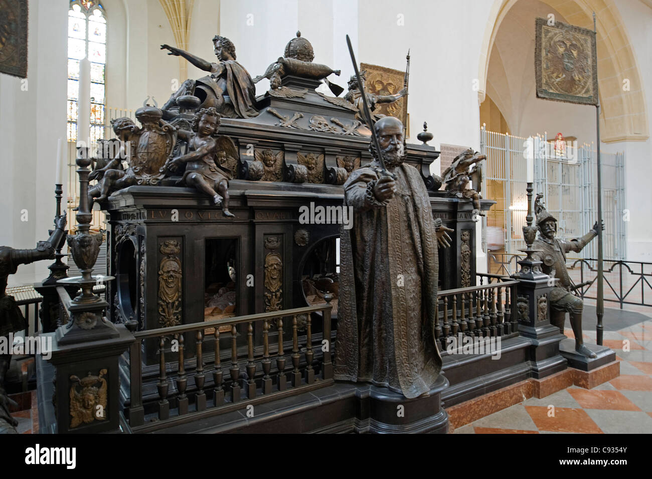 Deutschland, Bayern, Isarhochufer manieristischen Baldachin aus schwarzem Marmor umfasst das Grab von Kaiser Ludwig IV. Stockfoto