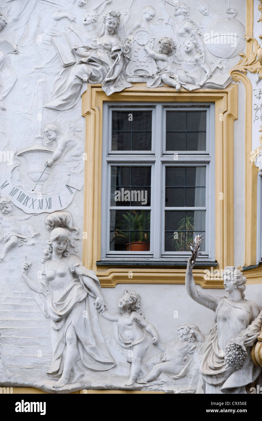 Deutschland, Bayern, München.  Reich verzierte Stuck oder Stuckarbeiten schmücken die Front eines Hauses in der Stadt. Stockfoto
