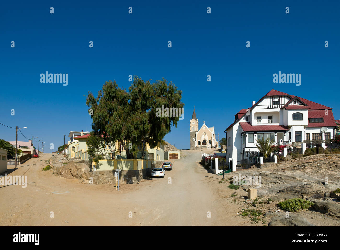 Kirch-Straße mit Felsenkirche - lutherische Kirche- und Timberframe-Haus in Lüderitz Namibia Stockfoto