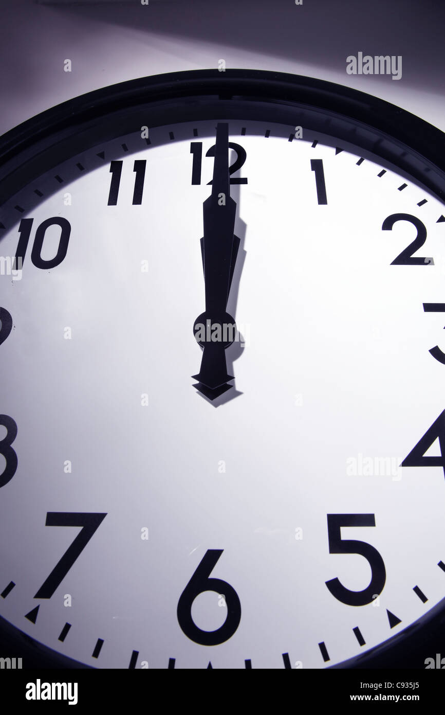 Wanduhr um 12:00 Stockfoto