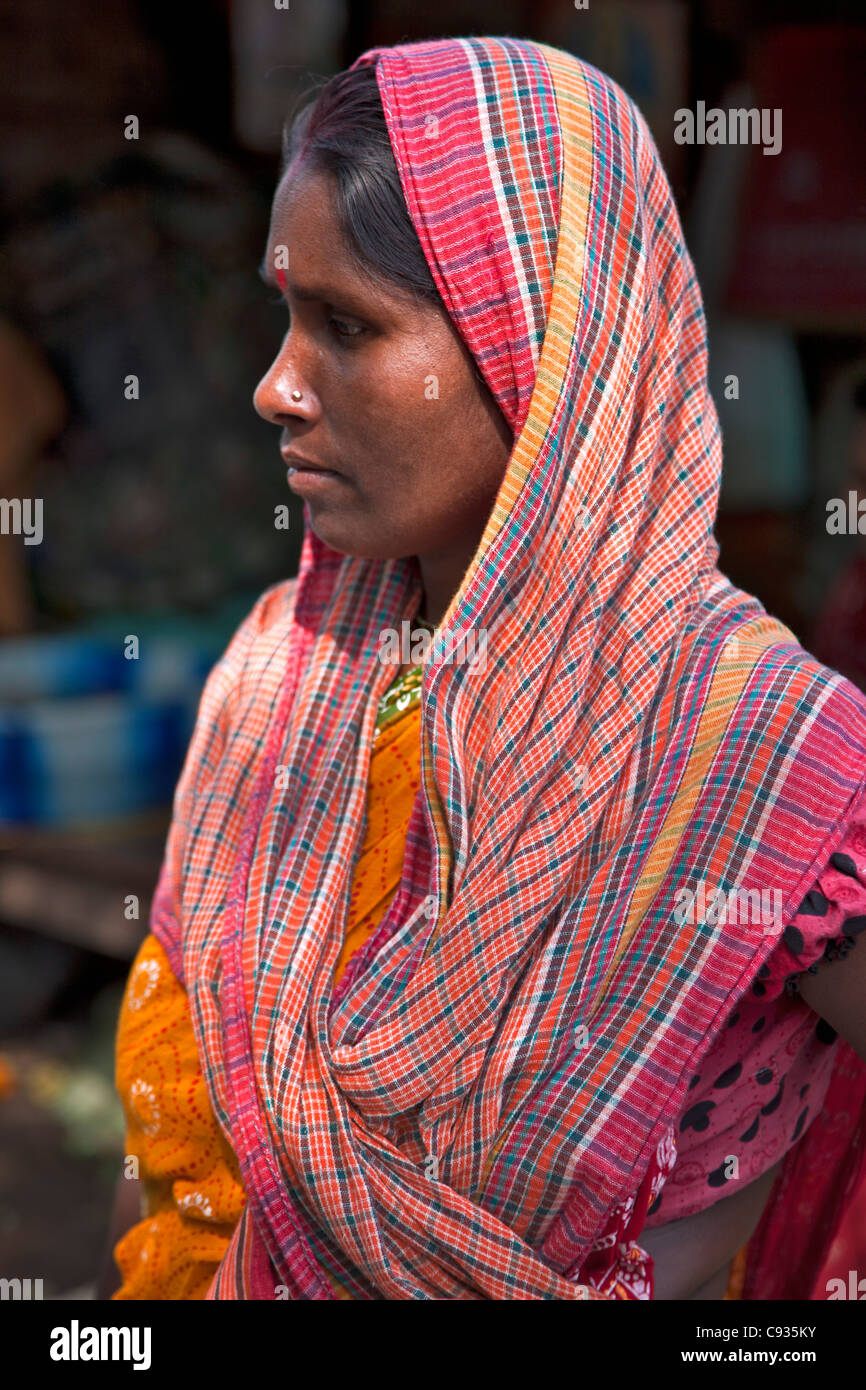 Eine Hindu-Frau in der geschäftigen Mullik Ghat Flower Market in der Nähe von Howrah Brücke. Stockfoto