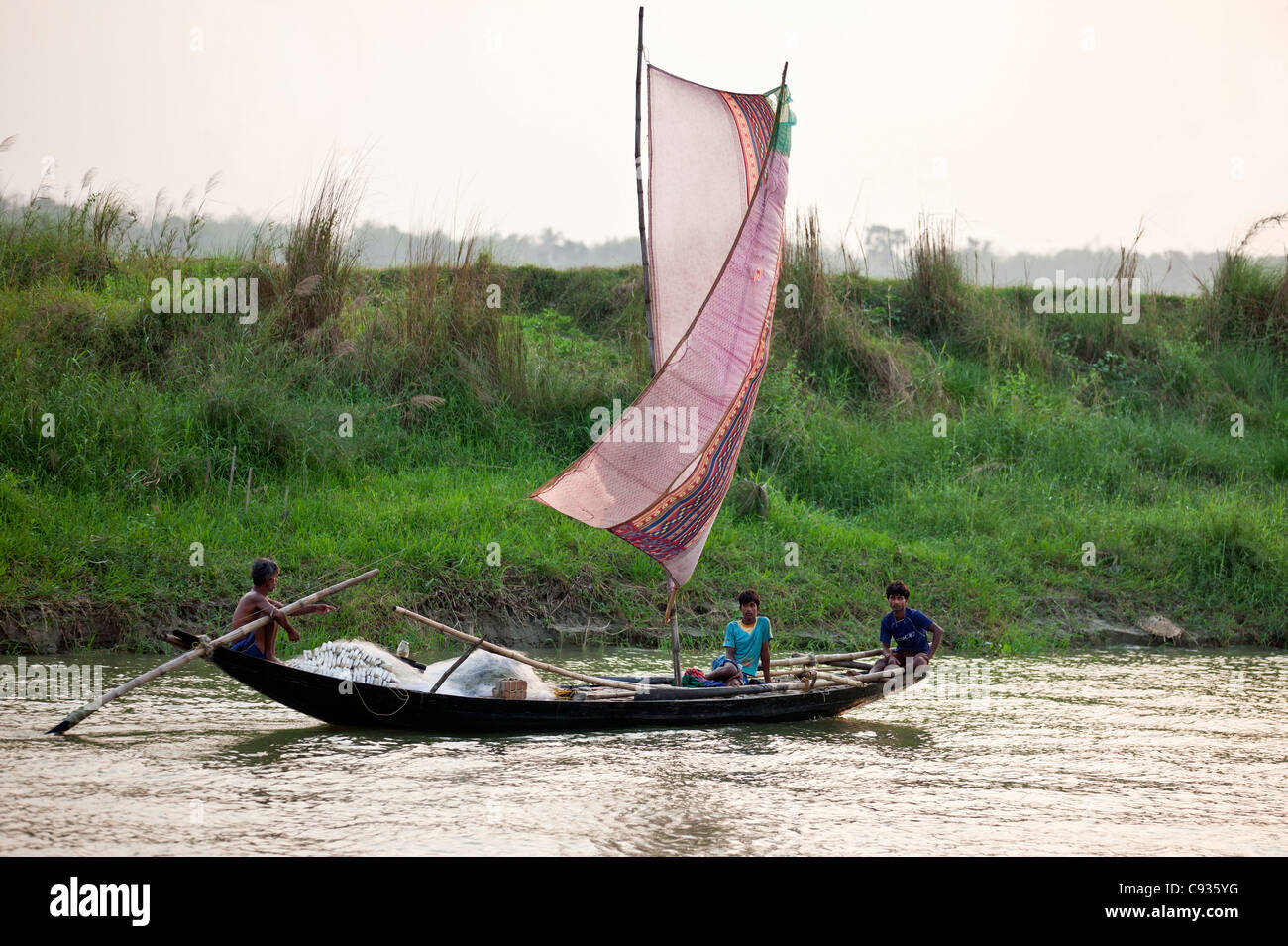 Ein Fischerboot mit einem improvisierten Segel am Fluss Hooghly nahe Kalna. Stockfoto