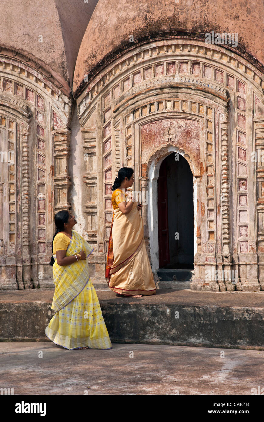 Hindu-Frauen tragen bunte Saris übergeben eine der 108 Shiva Ziegel Tempel von Kalna. Stockfoto