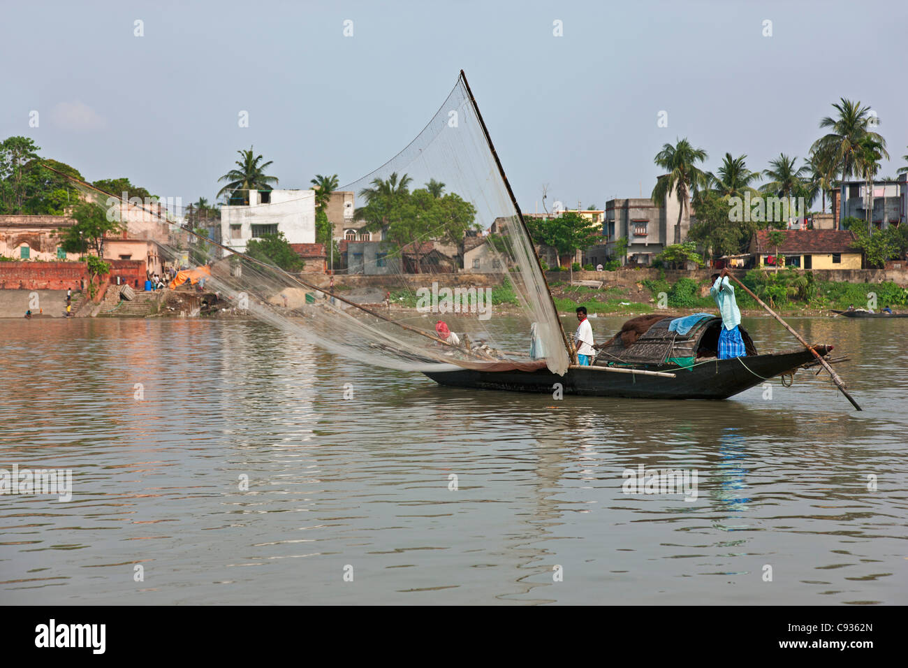 Angeln am Fluss Hooghly nördlich von Kolkata. Stockfoto