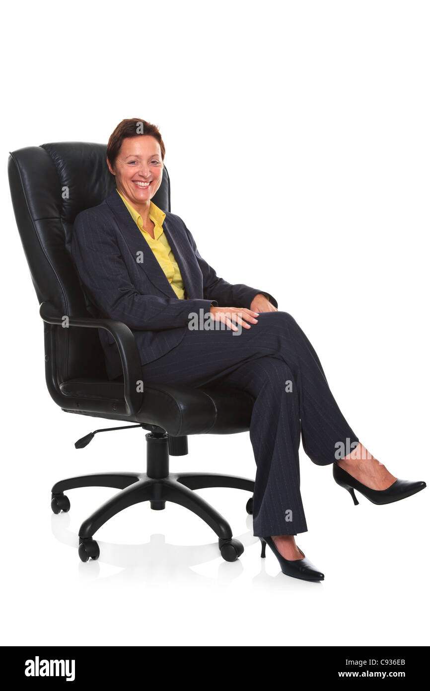 Foto von einer Reifen Geschäftsfrau trägt eine intelligente Hosenanzug, saß in einem Leder-Chefsessel Stockfoto