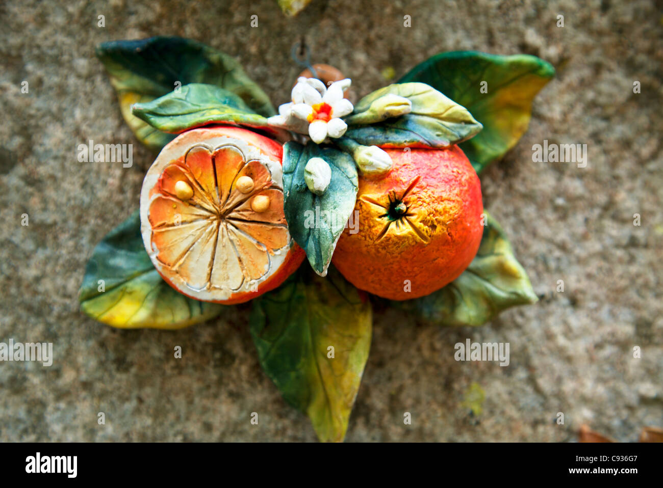 Sizilien, Italien, Keramik hand farbige Orangen hängen an einer Wand in Erice Stockfoto