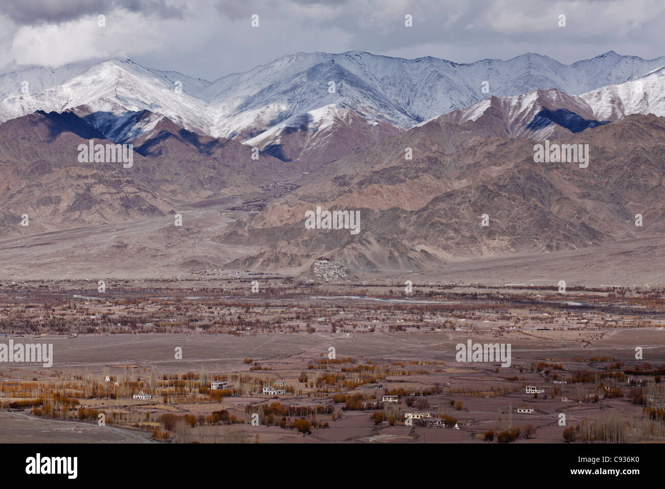 Indien, Ladakh, Thikse. Thikse Kloster thront auf einem felsigen Felsen, durch das Indus-Tal von Matho betrachtet. Stockfoto