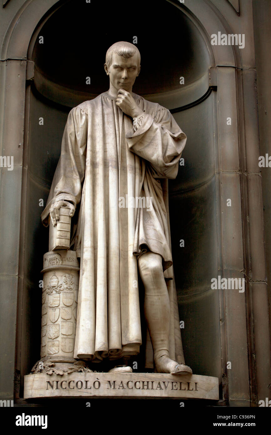 Italien Florenz Westeuropa Statue Von Niccolo Machiavelli Vor Allem Bekannt Fur Das Schreiben Von Der Prinz Stockfotografie Alamy