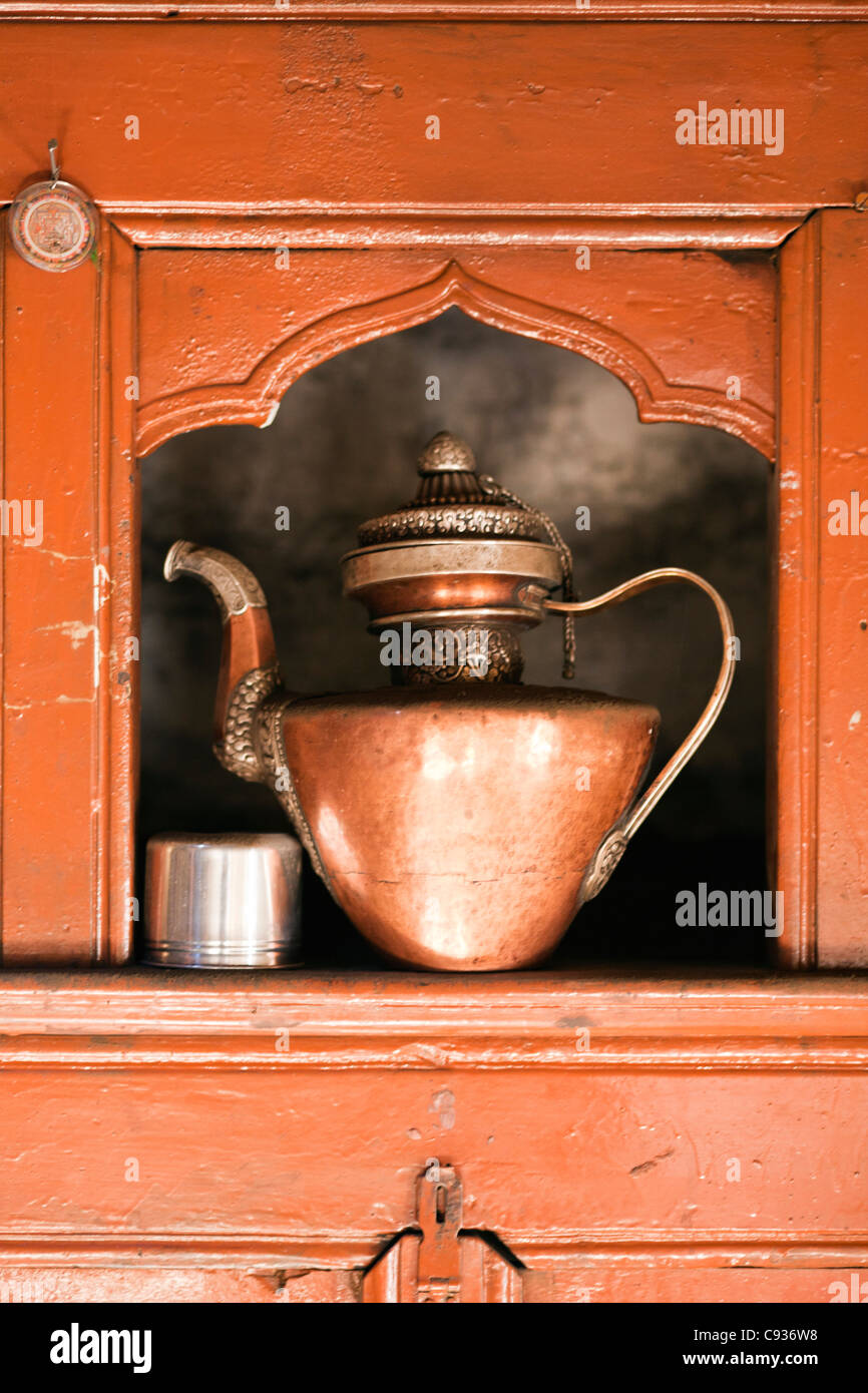 Indien, Ladakh, Nimmu. Eine traditionelle Kupfer Teekanne, in der Küche des alten Hauses ein Aristokrat. Stockfoto
