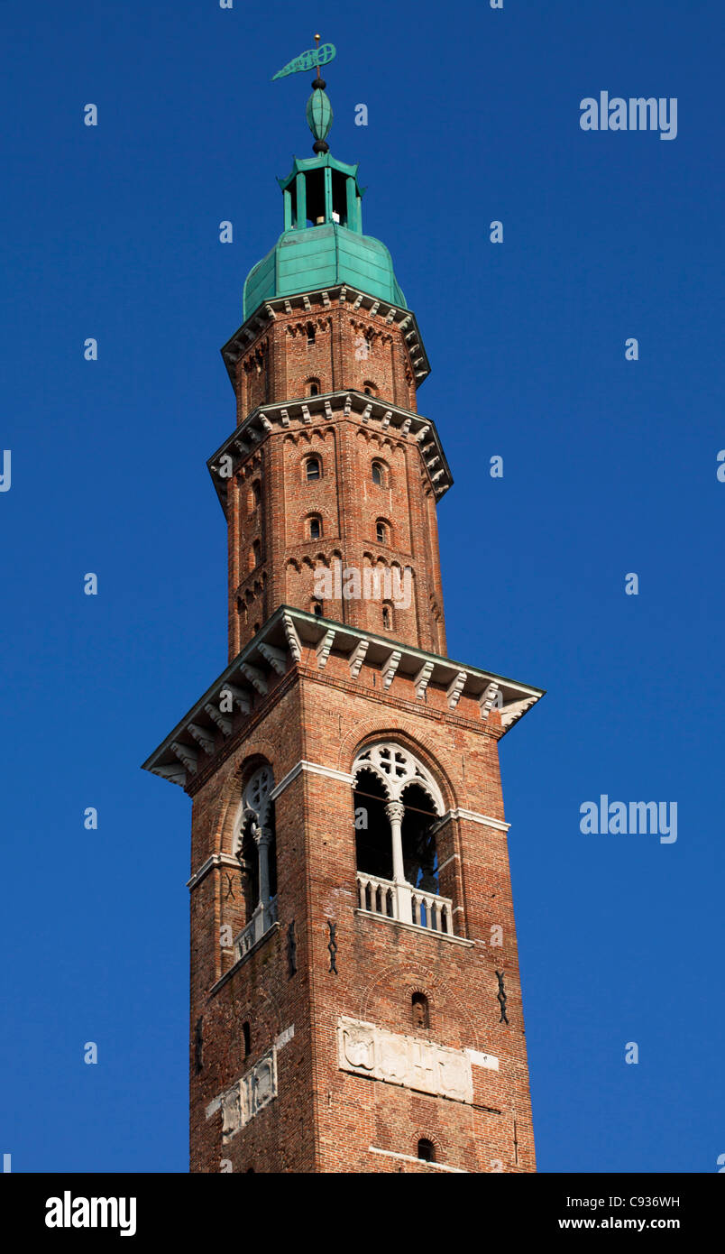 Italien, Veneto, Vicenza;  Der Uhrturm auf dem Hauptplatz an der Basilica Palladiana angeschlossen Stockfoto