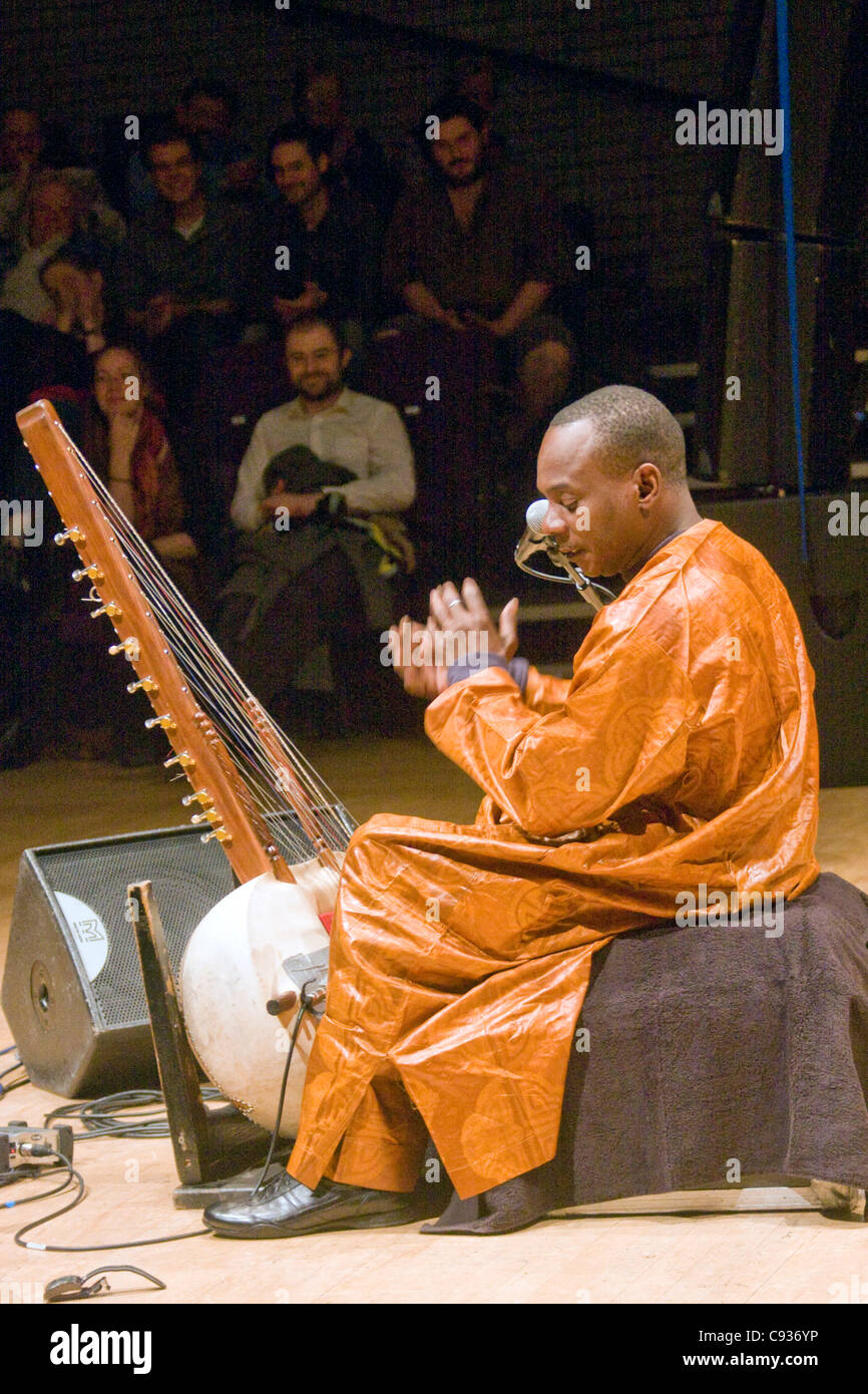 TOUMani Diabate auf der Bühne mit und spielen Kora am Royal Northern College für Music, 11. November 2011 Stockfoto