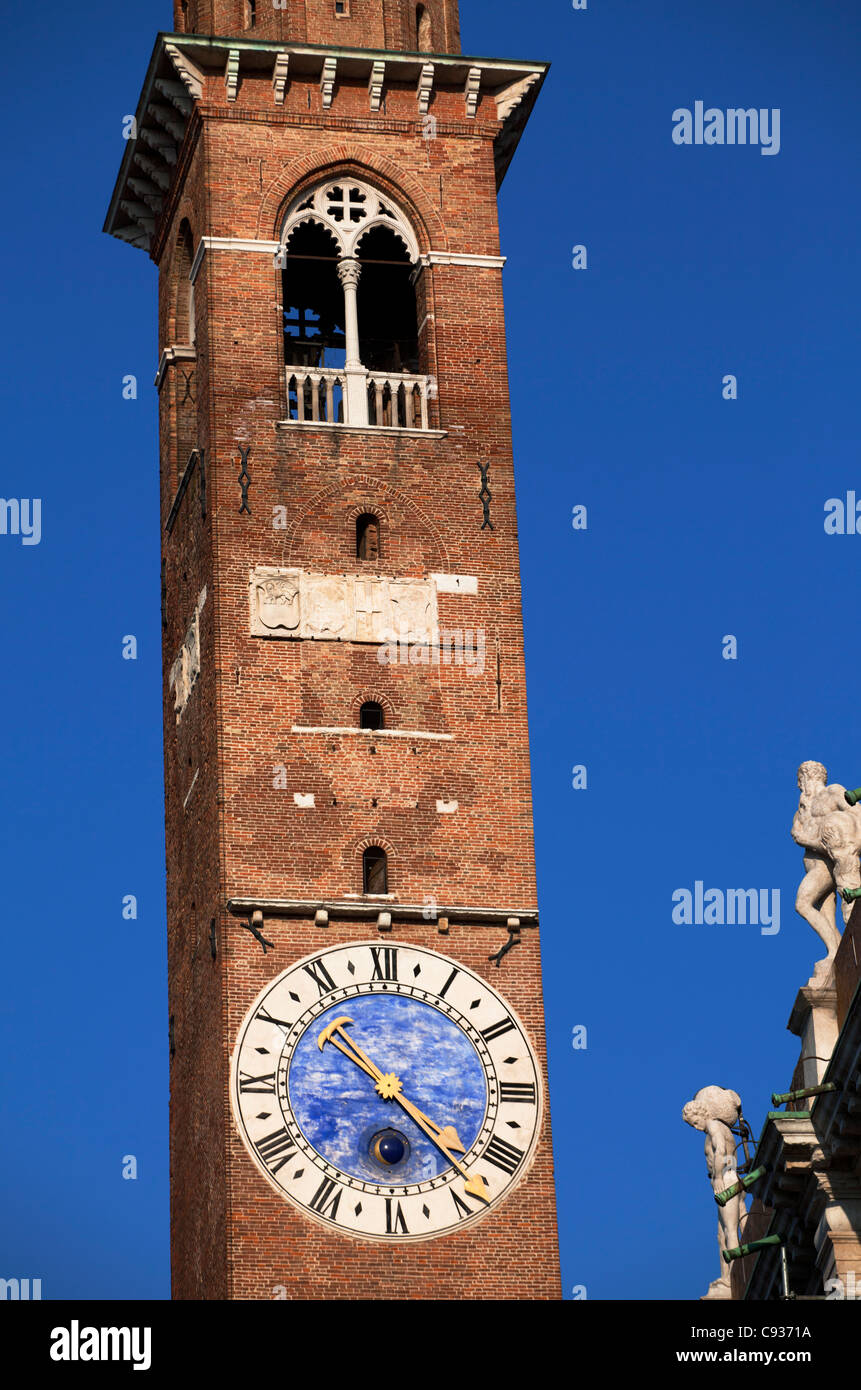 Italien, Veneto, Vicenza, der Clock Tower in den wichtigsten Sqaure befestigt, die Basilica Palladiana Stockfoto