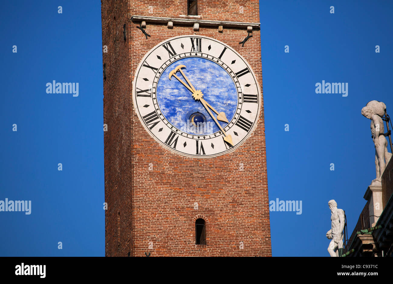 Italien, Veneto, Vicenza, der Clock Tower in den wichtigsten Sqaure befestigt, die Basilica Palladiana Stockfoto