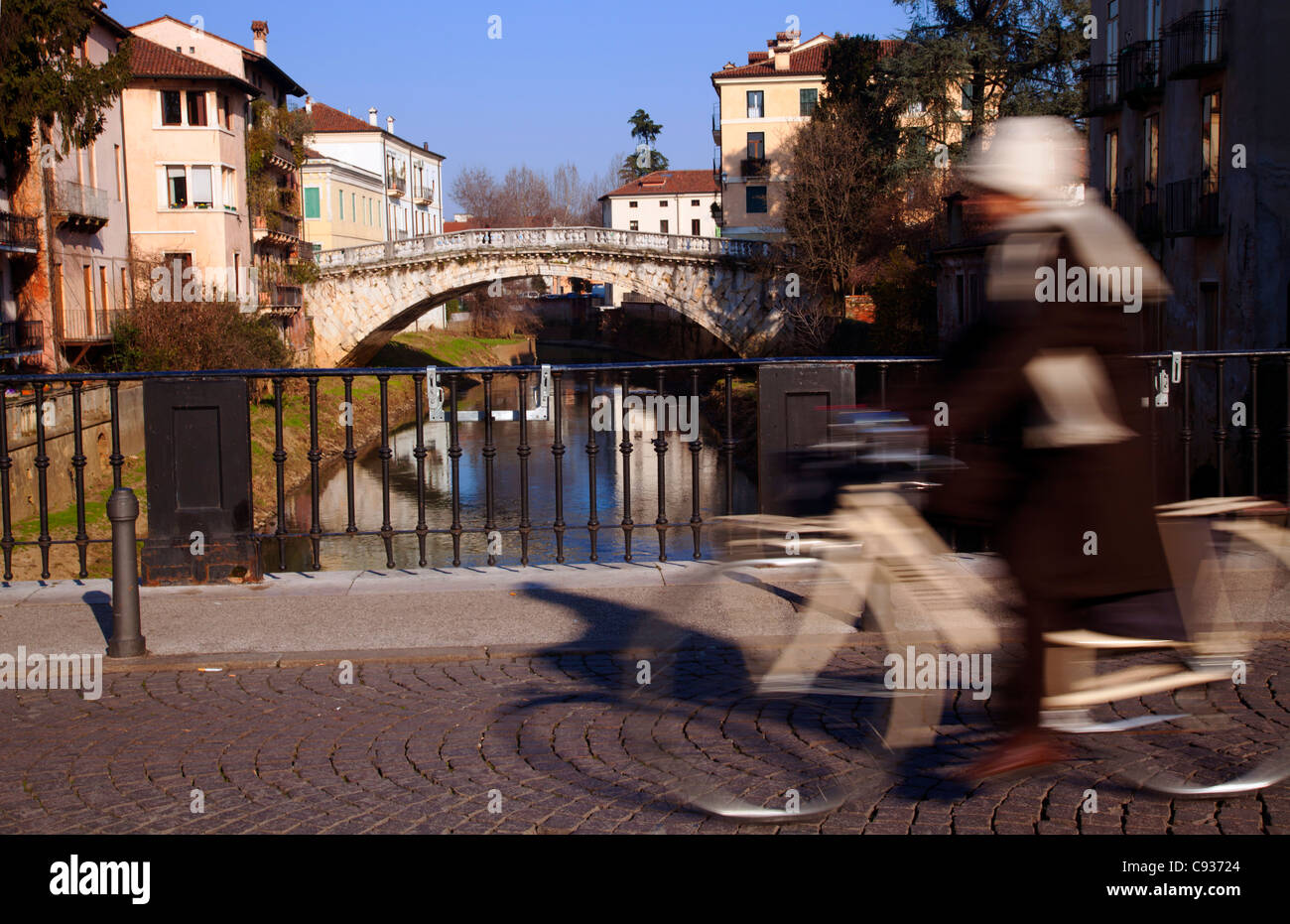 Italien, Veneto, Vicenza, Westeuropa;  Eine junge Frau auf einer Brücke mit "Ponte San Michele" im Hintergrund-Zyklen Stockfoto