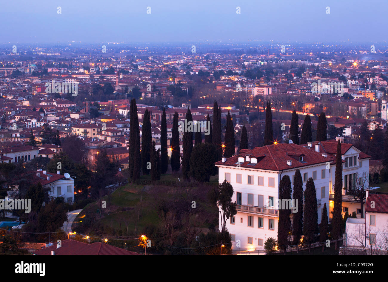 Italien, Veneto, Vicenza, Westeuropa;  Typische nördlichen Umgebung einer Villa mit Blick auf die Stadt Stockfoto