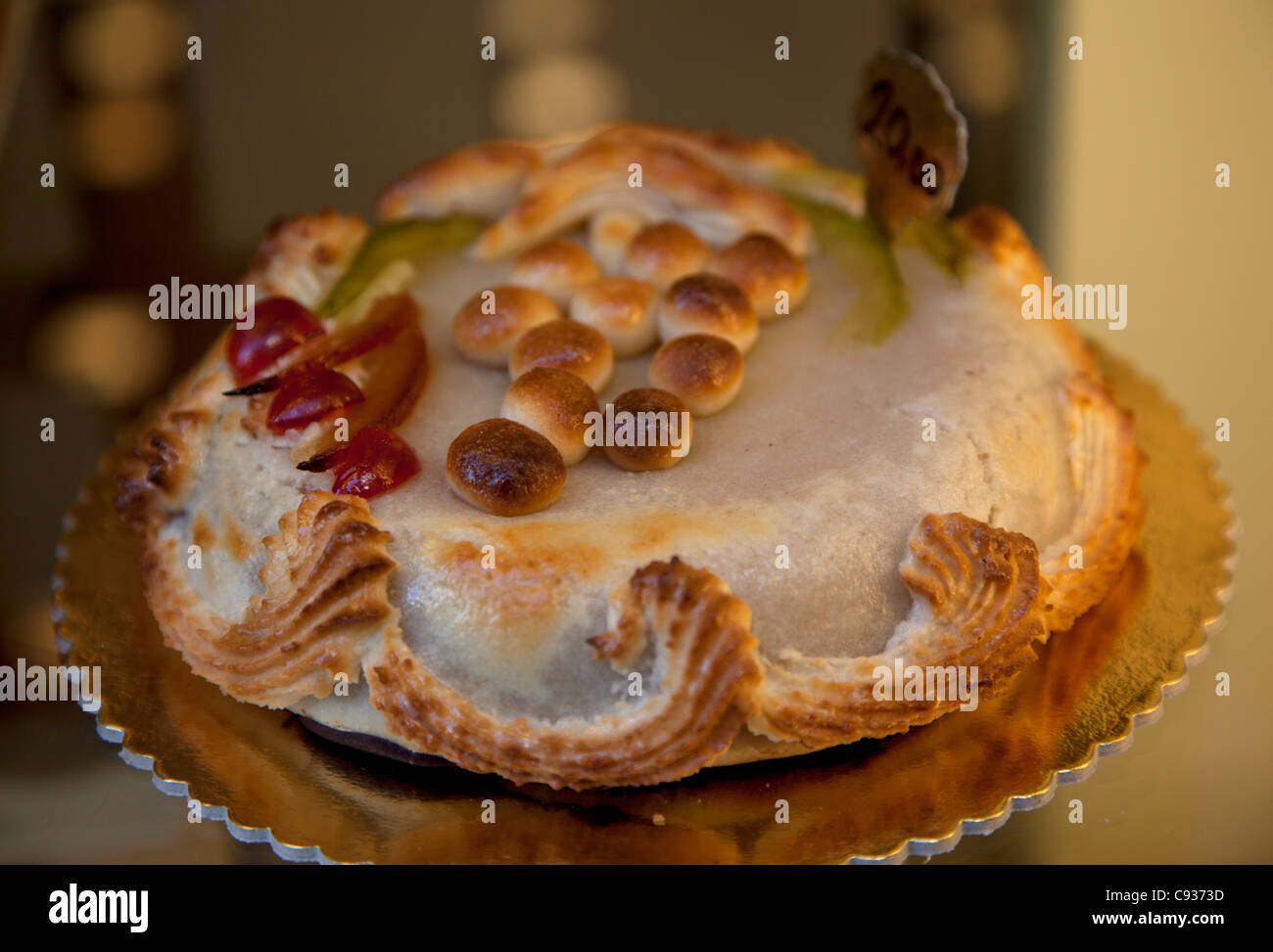 Italien, Veneto, Vicenza, Westeuropa;  Kuchen auf dem Display an einem lokalen Konditor Stockfoto