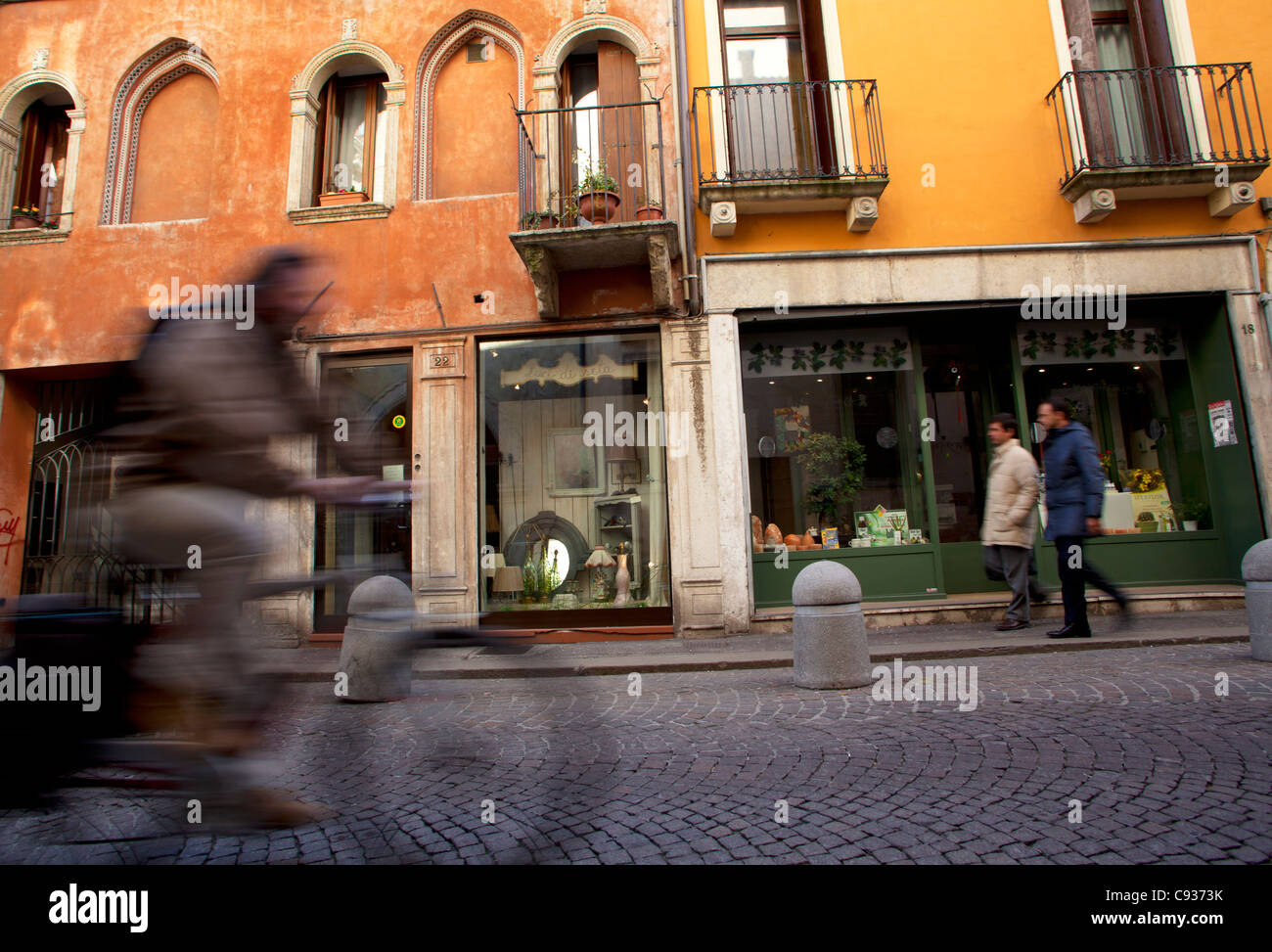 Italien, Veneto, Vicenza, Westeuropa;  Ein Mann, Radfahren in der Altstadt Stockfoto