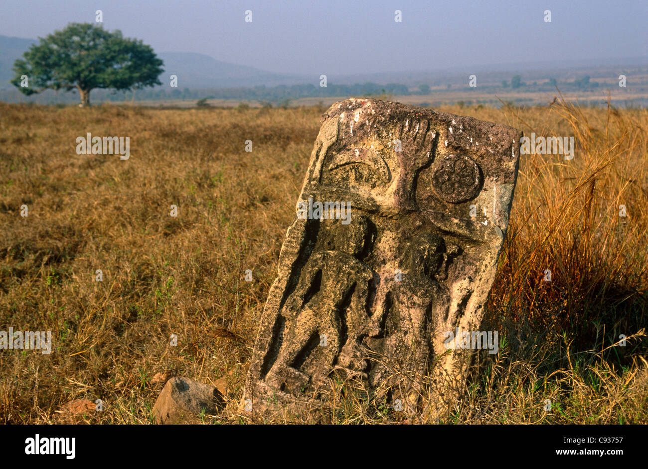Indien, Madhya Pradesh, Panna National Park. Eine alte Sati-, oder Suttee-Stein... Stockfoto