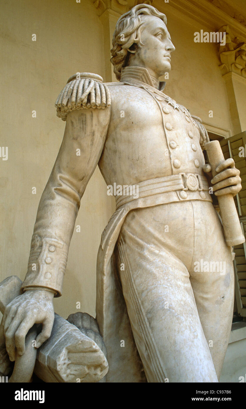 Indien, Westbengalen, Barrackpore, nr. Kolkata. Eine Marmorstatue von Sir William Peel steht in den Gärten von Flagstaff House. Stockfoto