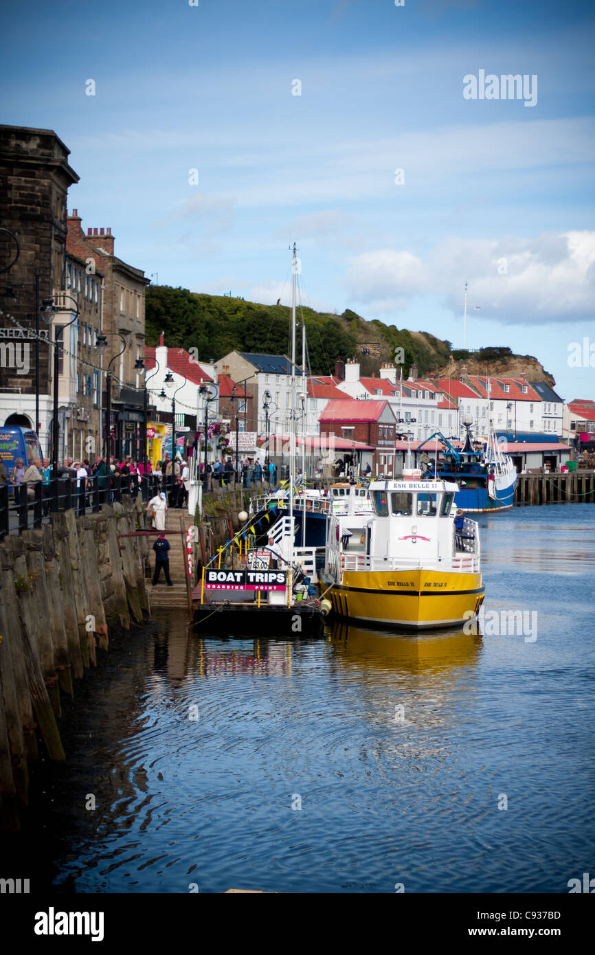 Whitby am Meer, mit den Booten auf die Docks und Werft zeigt schöne Ausblicke auf den Booten in der Ferne. Stockfoto