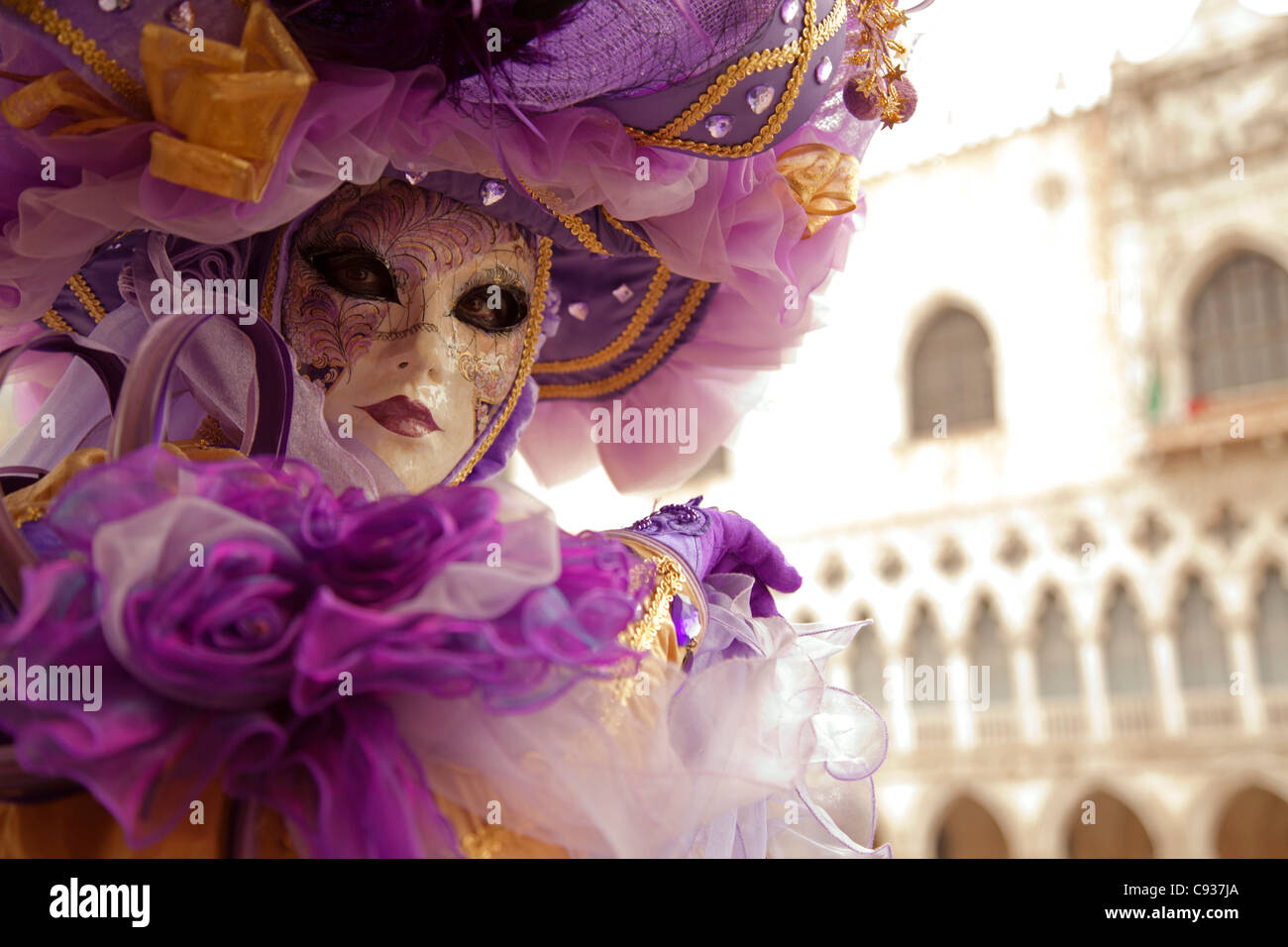 Venedig, Veneto, Italien; Ein maskierter Zeichen vor der "Palazzo dei Dogi" während des Karnevals Stockfoto
