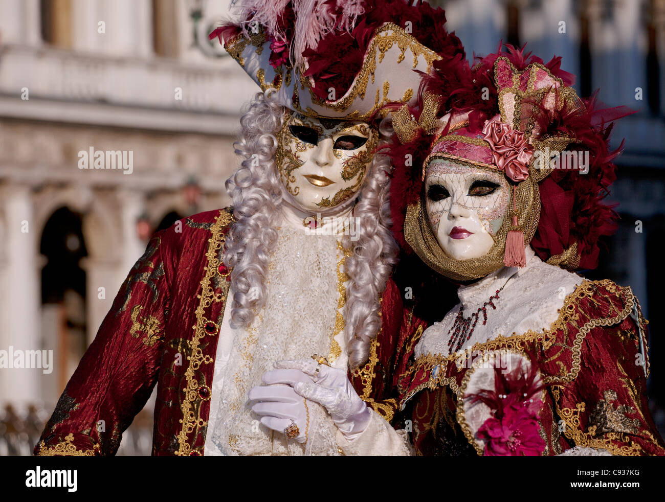 Venedig, Veneto, Italien; Ein paar in Tracht während des Karnevals am Piazza San Marco Stockfoto