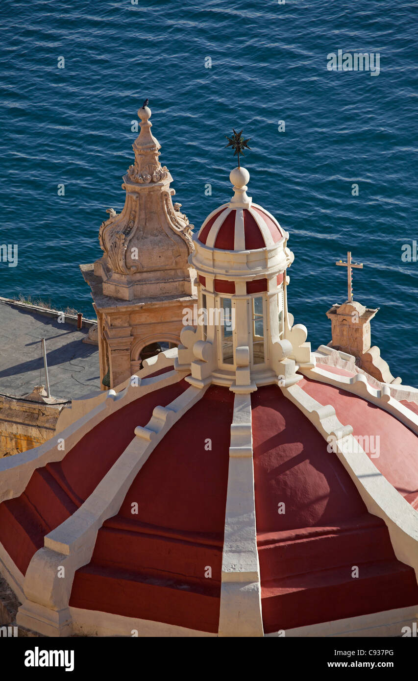 Malta, Europa; Eine Kirche Kuppel zuschauenden den Grand Harbour in Valletta Stockfoto