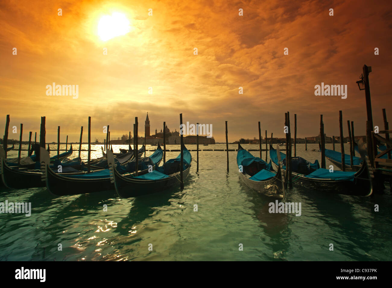 Venedig, Veneto, Italien; Gondeln gebunden an das Bacino di San Marco Stockfoto