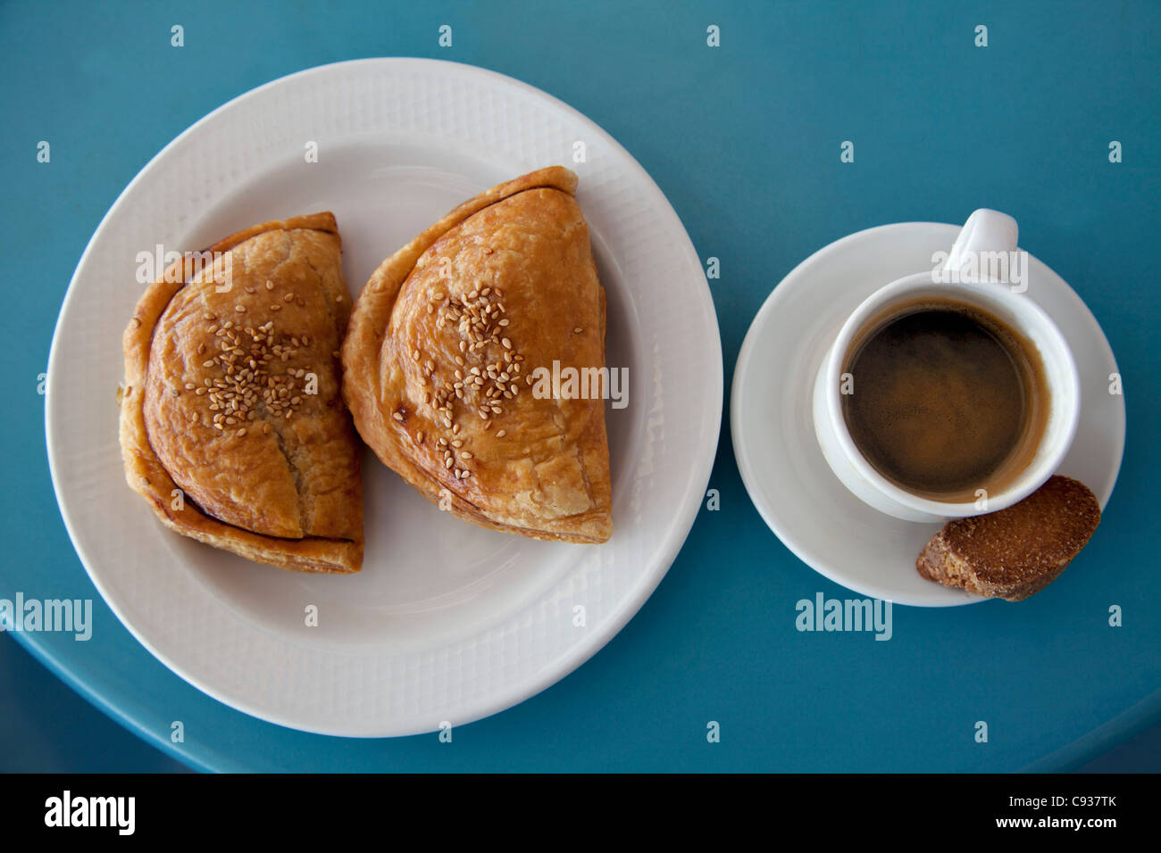 Gozo, Malta, Europa; Erbse oder Rikotta gefüllt traditionelle Pasteten, bekannt als "Pastizzi" mit einem Kaffee in einem Café " Stockfoto