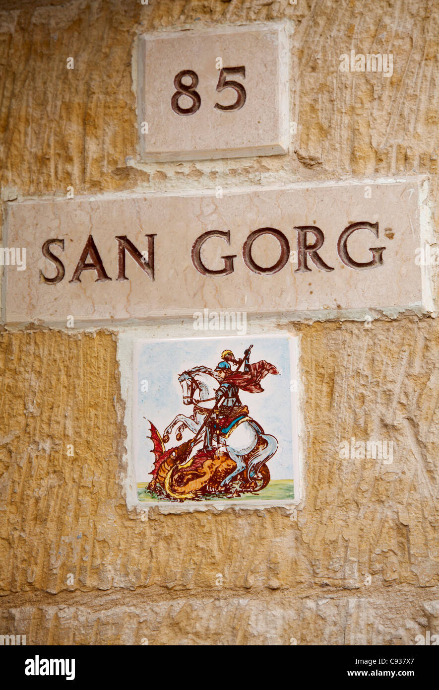 Gozo, Malta, Europa; Ein Hausname mit der Malerei gewidmet "St.George", einer der Schutzheiligen in Victoria Stockfoto