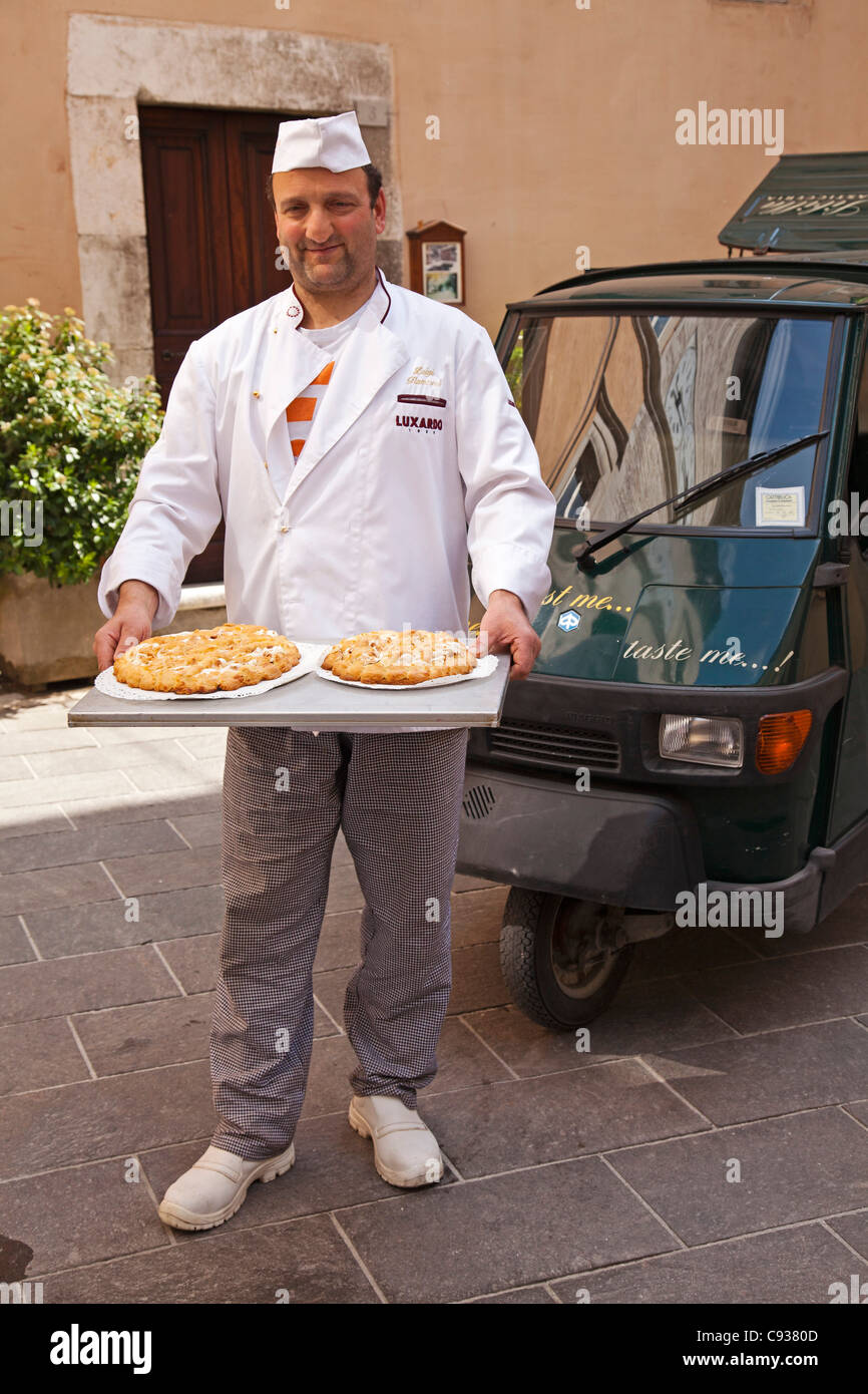 Italien, Region Marken, Visso. Der örtliche Bäcker mit seinem Gebäck und seinem klassischen Ape 50 Lieferwagen. Stockfoto