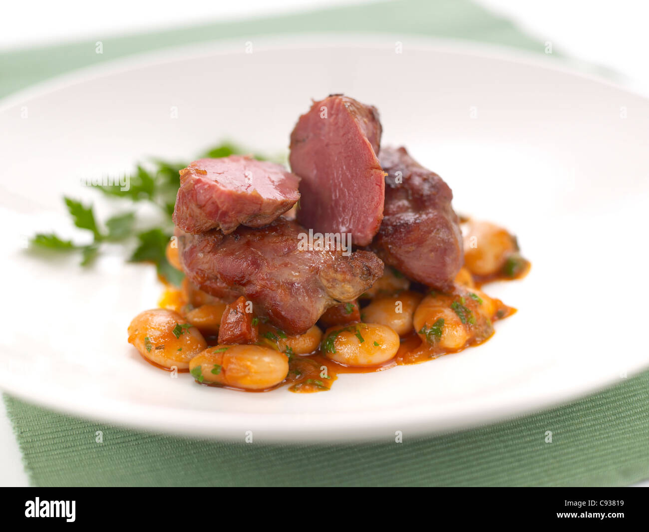 Confit Schweine Wangen auf dicke Bohnen Stockfoto