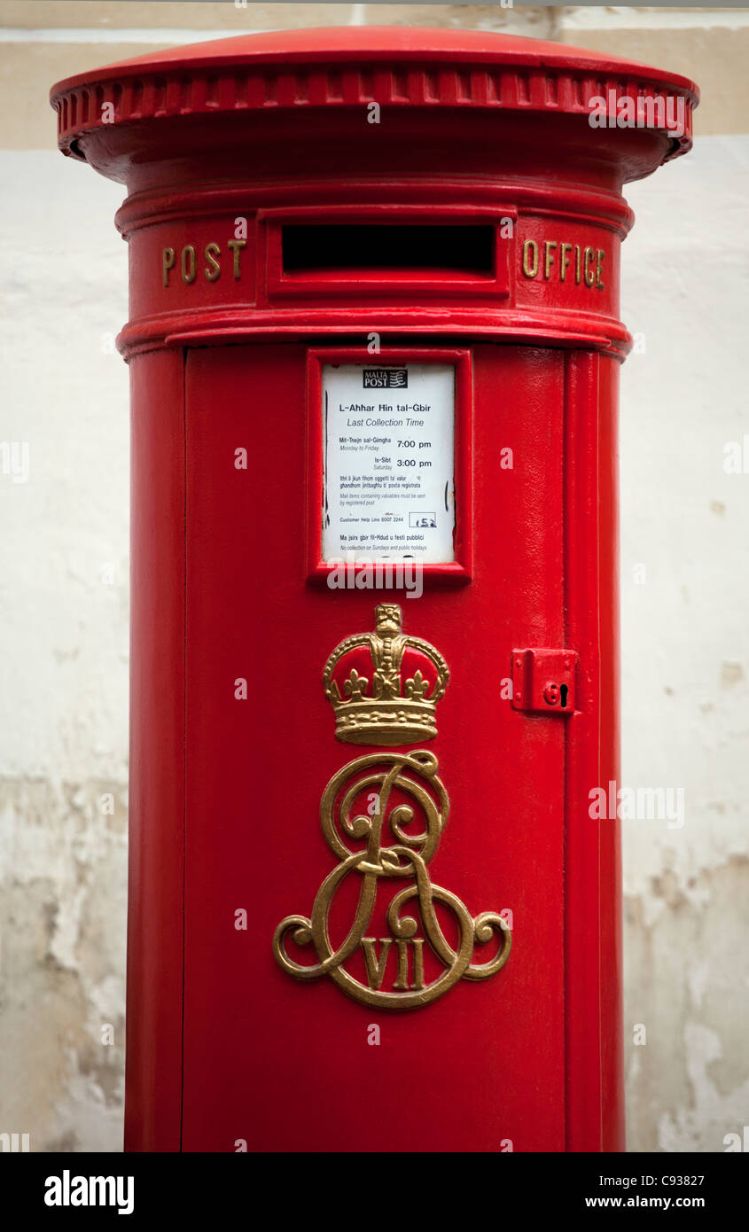 Malta, Europa; Ein Briefkasten stammt aus der britischen Herrschaft mit dem Emblem der Königskrone Stockfoto