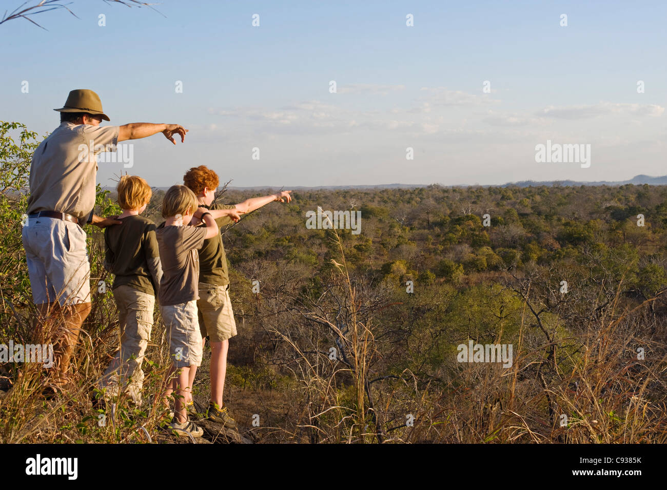 Malawi, Majete Wildlife Reserve. Ein Guide mit Robin Pope Safaris führt  Kinder auf eine Familien-Safari auf eine Buschwanderung Stockfotografie -  Alamy