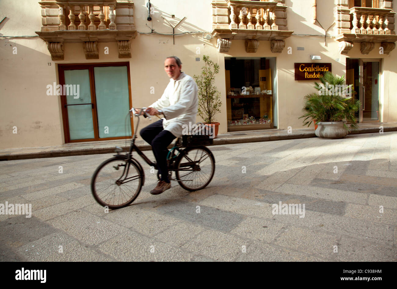 Sizilien, Italien, Westeuropa; Mann auf dem Fahrrad, im Zentrum von Trapani Stockfoto